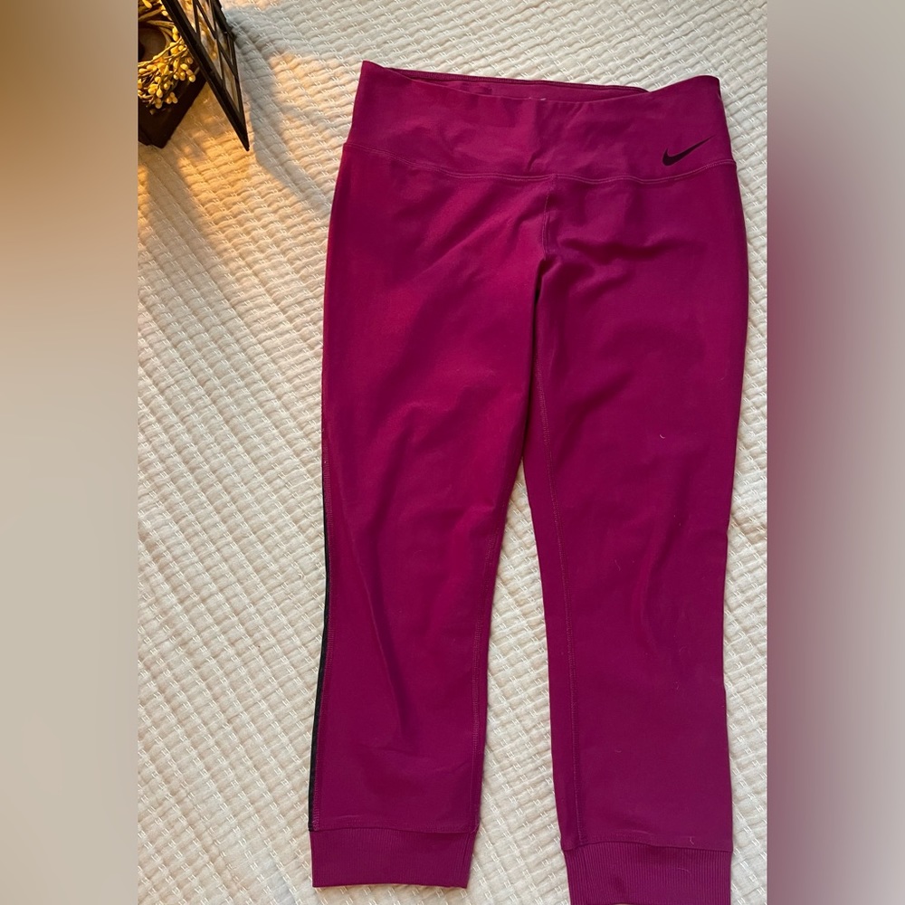 Nike Women’s Size Medium Dri-Fit cropped leggings